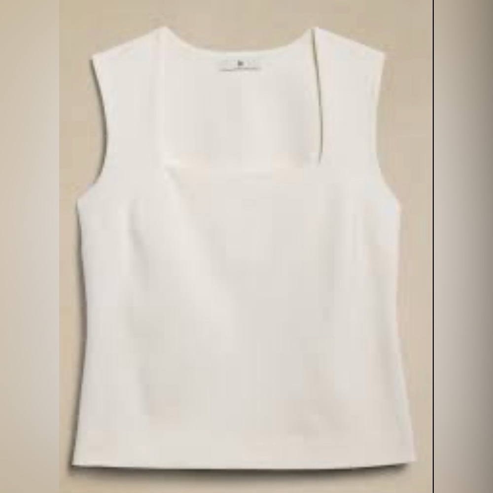 Everywhere Point Neck Sleeveless Top - M